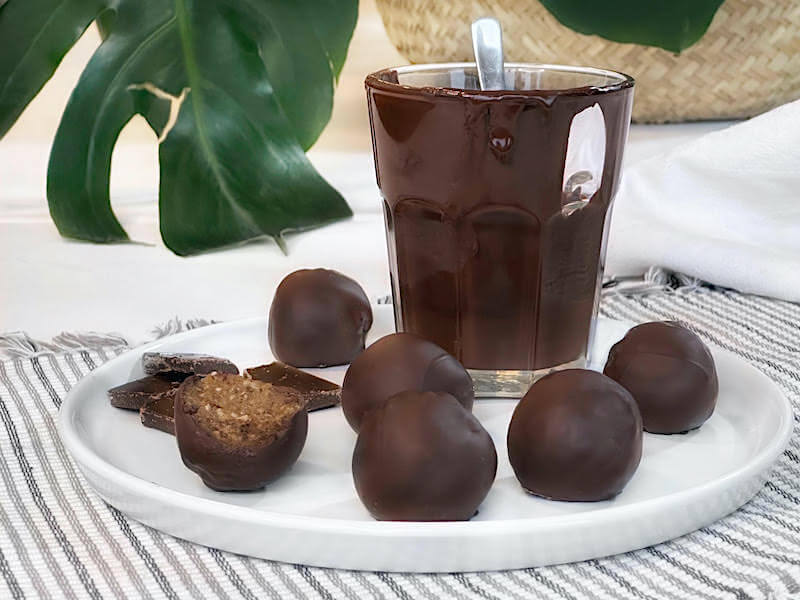 Recept på chokladdoppade dadel- och nötbollar