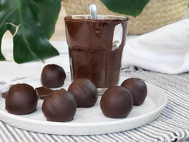 Recept på chokladdoppade dadel- och nötbollar