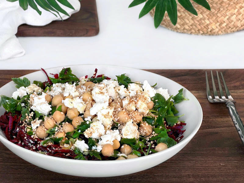 Matig sallad med rårivna rödbetor och dijonvinägrett