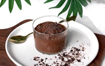 Vegansk chokladpudding gjord på kokosgrädde